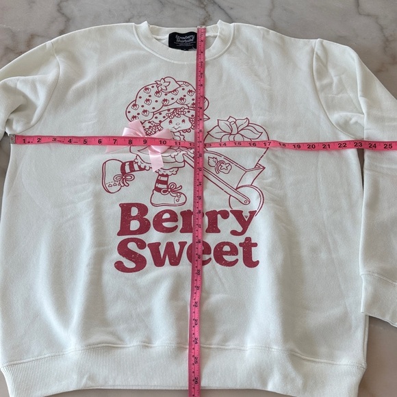 Strawberry Shortcake Sweatshirt Size Medium Cream Pink Red NWOT - Picture 7 of 9